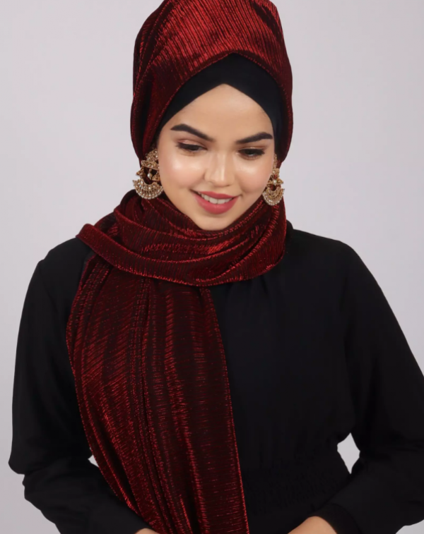 Hijab rajut dengan sentuhan metallic yang elegan